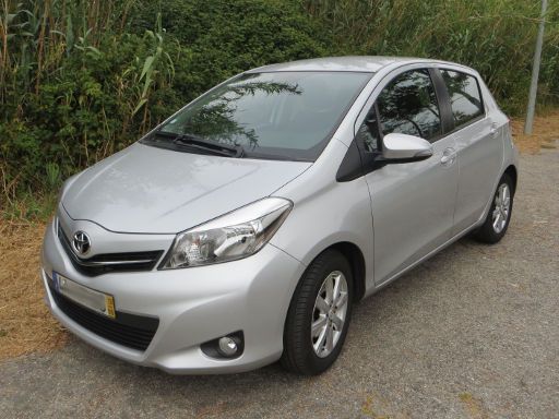 Toyota Yaris 1,0 l 51 kW, Modelljahr 2014, Ansicht von der Seite / vorne