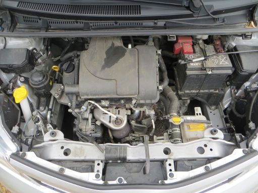 Toyota Yaris 1,0 l 51 kW, Modelljahr 2014, Motorraum