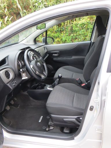 Toyota Yaris 1,0 l 51 kW, Innenraum vorne