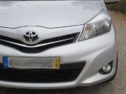 Toyota Yaris 1,0 l 51 kW, Modelljahr 2014, Ansicht von der Seite / hinten