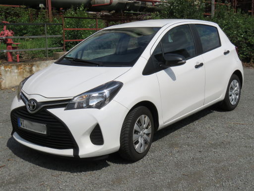 Toyota Yaris 1,0 l 51 kW, Modelljahr 2016, Ansicht von der Seite / vorne