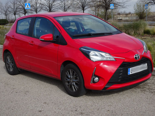 Toyota Yaris 1,0 l 51 kW, Modelljahr 2017, Ansicht von der Seite / vorne