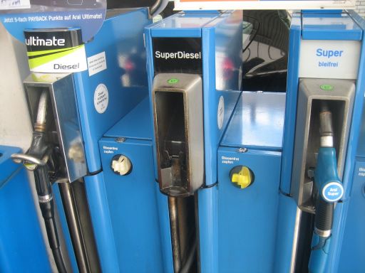 Aral Tankstelle in München Deutschland mit ultimate Diesel, SuperDiesel und Super bleifrei