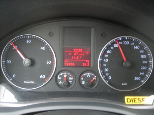 Hertz Mietwagen im Juli 2009 in München, Deutschland, Volkswagen Golf Variant 1.9 TDI, Drehzahlmesser, Bordcomputer, Kühlmitteltemperatur, Tankuhr und Tachometer