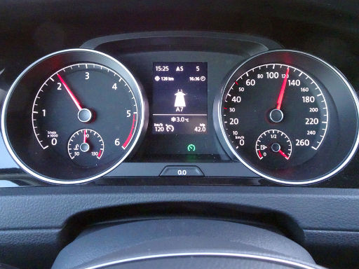 Volkswagen Golf Comfortline 1.6 TDI SCR, 5 Gang Getriebe, Drehzahlmesser, Kühlmitteltemperatur, Uhrzeit, Kompass, Ganganzeige, Bordcomputer, Außentemperatur, Tempomat, Tageskilometer, Geschwindigkeitsmesser und Tankinhalt