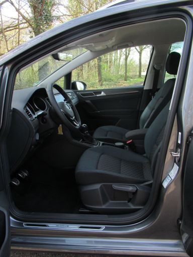 Volkswagen Golf Sportsvan 1.5 TSI ACT OPF 96 kW 6-Gang Getriebe, Innenraum Fahrer– und Beifahrer