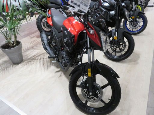 Yamaha Moto–Rent, Motorrad und Motorroller Vermietung, Spanien, Yamaha YS 125 Neupreis 2799,– € im Juli 2017 in der Ausstellung