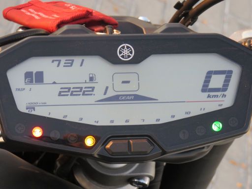 YAMAHA MT–07, 35 kW, Uhrzeit, Kraftstoffanzeige, Drehzahlmesser, Gesamtkilometer und zwei Tageskilometeranzeige, aktueller Verbrauch und Gesamtverbrauch umschaltbar, Ganganzeige, Geschwindigkeitsmesser, Drehzahlmesser, Neutral und weitere Kontrollleuchten