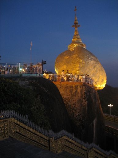 Kyaikiyo, Myanmar, Der goldene Felsen