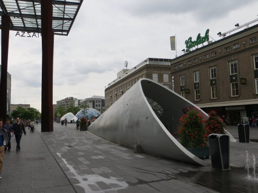 Eindhoven, Niederlande, Eingang zum Fahrrad Parkhaus und Grundmauern der Stadt