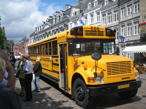 Maastricht, Niederlande, Stadtrundfahrt mit amerikanischen Schulbus