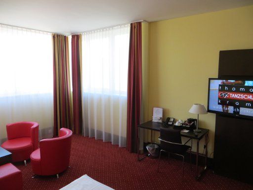 AMEDIA Hotel, Salzburg, Österreich, Zimmer 409 mit Flachbildfernseher, Schreibtisch, Stuhl, Wasserkocher, Sitzgruppe und Fenster