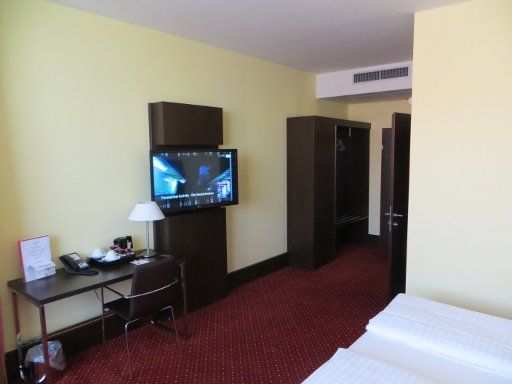 AMEDIA Hotel, Salzburg, Österreich, Zimmer 409 mit Klimaanlage, offenen Wandschrank mit Kofferablage, Schrank mit Minibar und Minisafe, Eingangstür
