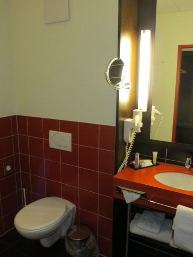 AMEDIA Hotel, Salzburg, Österreich, Bad mit WC und Waschtisch