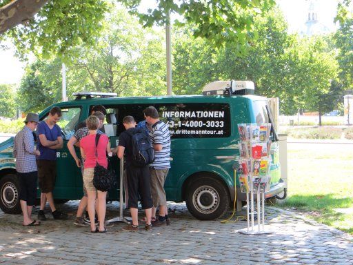 3. Mann Tour, Wien, Österreich, VW Bus als mobiles Büro an der Einstiegstelle