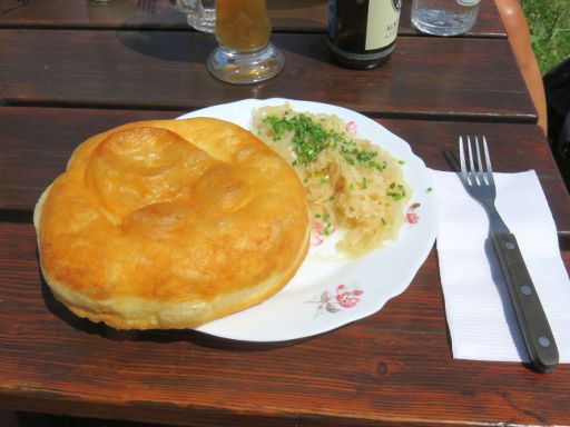 Faistenau, Österreich, Wanderung Lanznhütte, Bauernkrapfen mit Sauerkraut 3,50 €