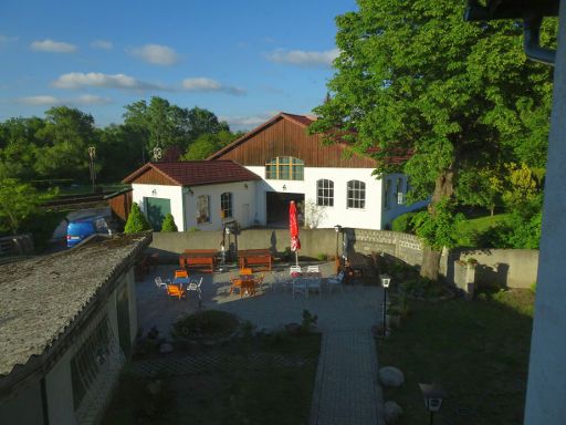 Gasthaus Schwarzer Adler, Altenberg, Österreich, Blick Richtung Innenhof und Bahnstrecke