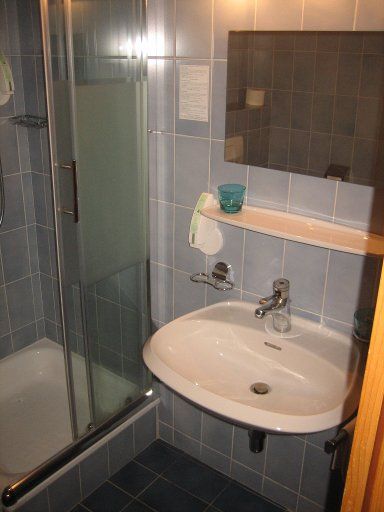 Gasthof zum Schupfen, Innsbruck, Österreich, Bad mit Dusche und Waschbecken