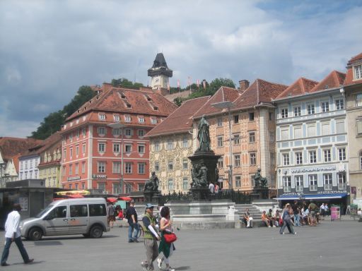 Graz Österreich, Hauptplatz mit Blick auf den Uhrturm / Schlossberg