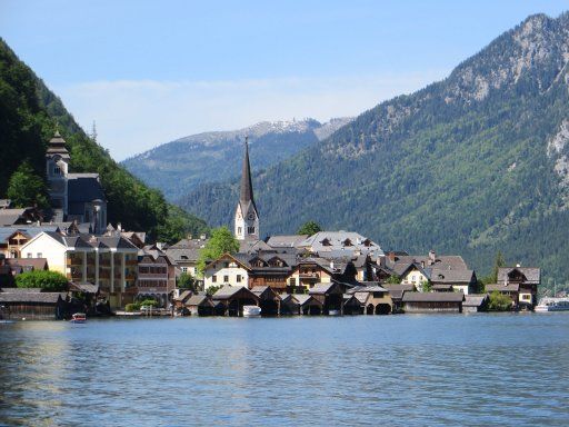 Österreich Hallstatt, Ortskern mit zwei Kirchen direkt am See
