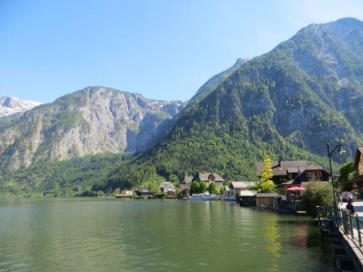 Österreich Hallstatt, Die Hauptstraße führt direkt am See entlang