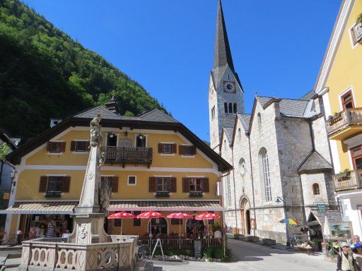 Österreich Hallstatt, Gasthaus mit Kirche im Hintergrund