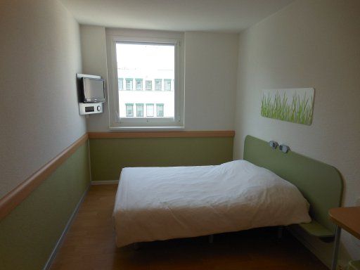 ibis budget Wien Messe, Österreich, Zimmer 820 mit Doppelbett, Fenster, Flachbildfernseher und LED Beleuchtung