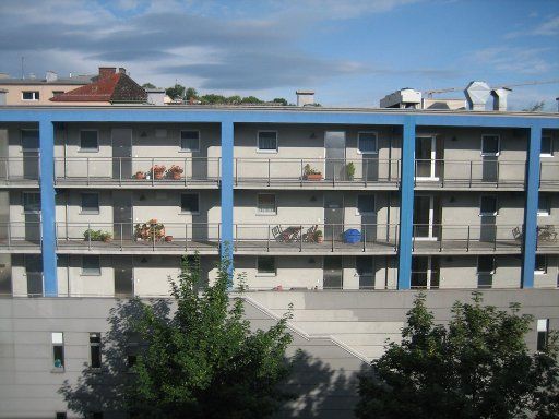 Ibis Linz, Österreich, Zimmer 409 Ausblick aus dem Fenster auf das gegenüberliegende Wohnhaus
