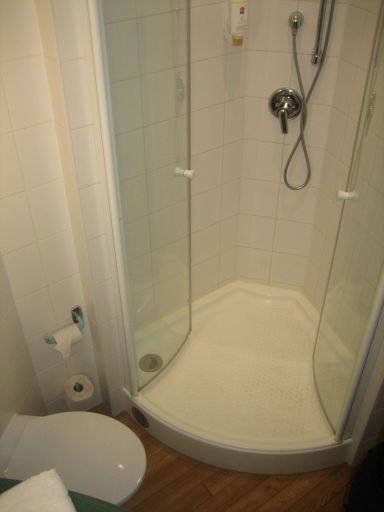 Ibis Salzburg Nord, Salzburg, Österreich, Bad mit Waschbecken, Duschzelle und WC