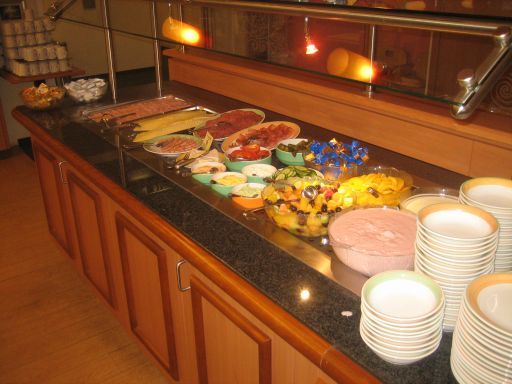 Ibis Salzburg Nord, Salzburg, Österreich, nur ein Teil vom Frühstücksbuffet