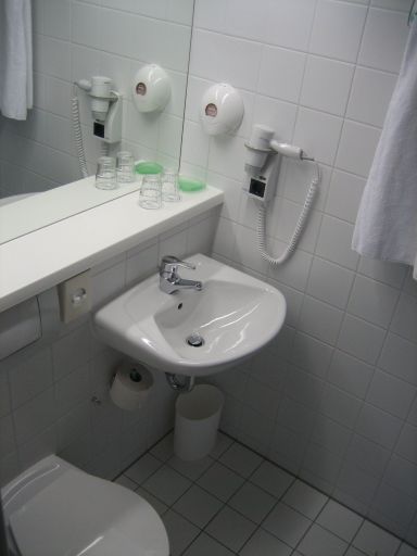 Ibis Wien Messe, Österreich, Bad mit Waschbecken, Ablage und WC