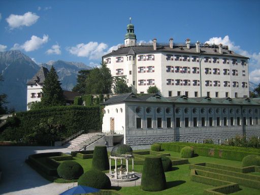 Schloss Ambras, Innsbruck, Österreich, Außenansicht mit Parkanlage