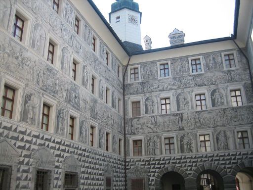 Schloss Ambras, Innsbruck, Österreich, Innenhof mit Wandmalerei