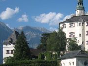Schloss Ambras, Innsbruck, Österreich, Außenansicht mit Parkanlage
