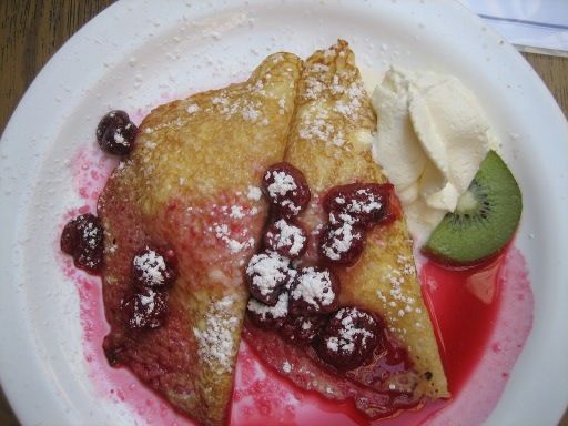 Restaurants & Kaffeehäuser, Wien, Österreich, Heindl’ Palatschinkenpfandl, Dessert mit Pfannkuchen, Kirschen, Vanillieeis und Kiwi