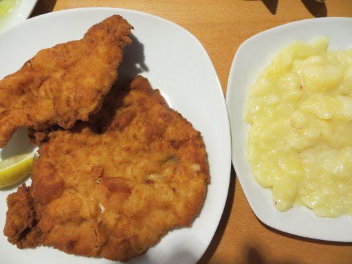 Restaurants & Kaffeehäuser, Wien, Österreich, Gasthaus Nestroy Wiener Schnitzel vom Schwein mit Kartoffelsalat