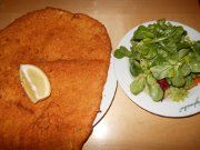 Figlmüller Wiener Schnitzel vom Schwein und Salat