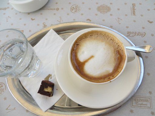 Restaurants & Kaffeehäuser, Wien, Österreich, Café Julius Meinl, Wiener Melange und Mineralwasser mit Kohlensäure