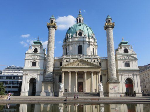 Karlskirche, Wien, Österreich, Außenansicht vom Resselpark / Karlsplatz