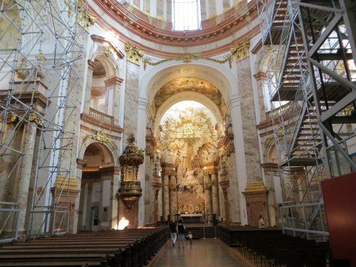 Karlskirche, Wien, Österreich, Kirchenschiff, links Gerüst, rechts Fahrstuhl und Nottreppe