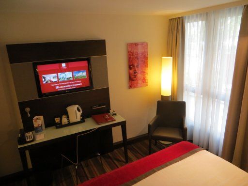 Leonardo Hotel Vienna, Wien, Österreich, Zimmer 102 mit Flachbildfernseher, Schreibtisch, Stuhl, Wasserkocher, gepolsterten Stuhl und Fenster