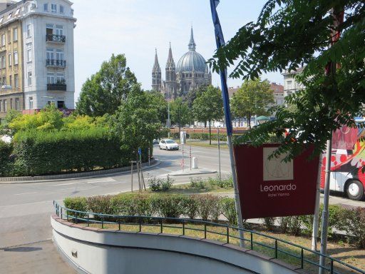 Leonardo Hotel Vienna, Wien, Österreich, Ausblick aus dem Zimmer 102 auf die Einfahrt zur Tiefgarage