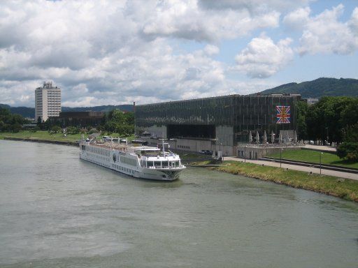 Linz, Österreich, Donau Schiffsanlegestelle im Hintergrund Lentos Kunstmuseum