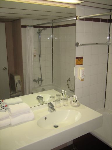 Mercure Salzburg City, Österreich, Salzburg, Bad mit Waschtisch und Badewanne