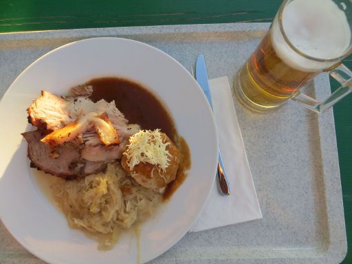 Salzburg, Österreich, Stieglkeller Schweinsbraten mit Kraut und Knödel