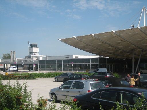 Flughafen Salzburg SZG, Österreich, Parkplatz und Flughafengebäude im August 2009