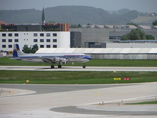 Flughafen Salzburg SZG, Österreich, Red Bull Douglas DC-6 beim Start im Mai 2014