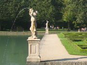 Schloss Hellbrunn & Wasserspiele, Salzburg, Österreich, Parkanlage mit Teich