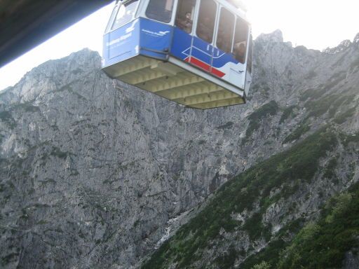 Untersbergbahn, Salzburg, Österreich, Begegnung der Gondeln auf der Strecke