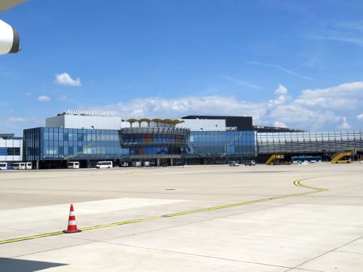 Flughafen Wien, VIE, Österreich, Terminalgebäude Ansicht von einer Außenposition im Juni 2018